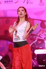 组图：李克勤郑欣宜开唱 鼓励年青人追梦