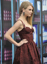 高清组图：美国乡村音乐协会奖红毯 斯威夫特性感