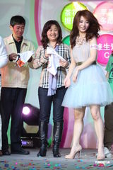 组图：田馥甄代言拒谈selina 遭乐迷索抱显尴尬