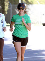 幻灯：皮特东京亮相 《天伦》两女星纵情相拥