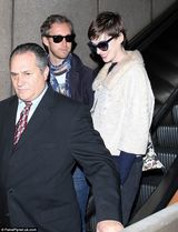 组图：安妮海瑟薇蜜月后现身机场 紧贴老公秀恩爱