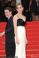 组图：《珠光宝气》首映 艾玛沃森美背一览无遗