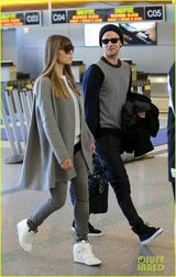 组图：贾斯汀携娇妻现身机场 女方全程黑面