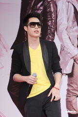 组图：周汤豪长针眼戴墨镜遮丑 公布择偶条件