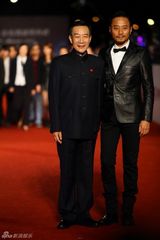 组图：金马红毯群星闪耀 舒淇深V亮胸性感爆棚