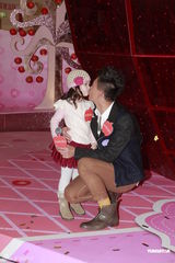 组图：黄宗泽亲吻混血小美女 与周丽淇出席亮灯仪式