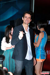 组图：《云图》京城首映 周迅帅气装扮走红毯