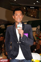 组图：古天乐出席圣诞亮灯式 祝福黄晓明早日康复