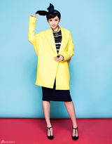 组图：唐艺昕撞色缤纷写真 月牙笑眼精灵可人