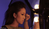 组图：吉克隽逸上海拍《Let's Vogue》MV露香肩
