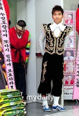 组图：韩综艺《膝盖道士》恢复录制 姜虎东回归