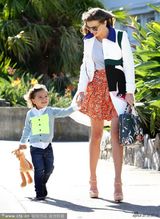 组图：米兰达带子出街花裙靓丽 弗林萌爆镜头