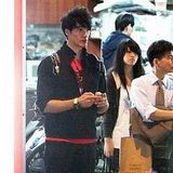 组图：蔡依林携锦荣变装逛夜市 民众学狗仔玩偷拍