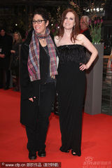 幻灯图：《孩子们没事》首映 朱丽安-摩尔黑裙性感