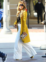 高清组图：詹妮弗-洛佩兹街拍黄色大衣搭配白裤