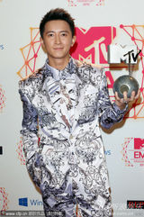组图：韩庚获MTV全球最佳艺人后台帅气秀奖杯