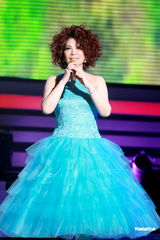 组图：蔡琴红馆开唱着低胸装 性感装扮突破以往