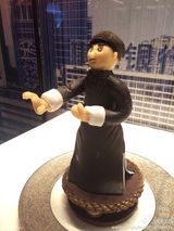 组图：蔡少芬带两女为张晋庆功 全家温馨合影