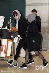 组图：文根英金汎(金范)公开恋情后首亮相牵手回国