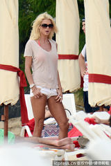 组图：超模维多利亚海滩秀身材 巨波荡漾诱人