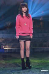 组图：《劲歌金曲》录影 阿娇(钟欣桐)出席郑欣宜落泪