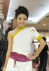 幻灯图集：安以轩拎名包做代言 豪掷数万血拼到爽