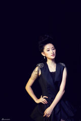 组图：郭晓婷曝光另类圣诞写真 纯黑造型性感