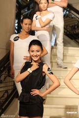 组图：《甄嬛传》“叶澜依”黑衣代言秀T台步