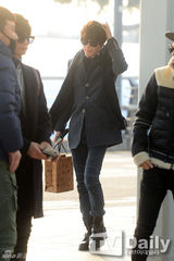 组图：SHINee赴上海开唱 机场时尚一丝不苟