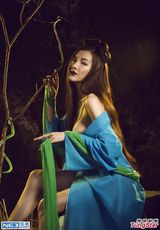 组图：嫩模张心儿玉体横陈 遭巨蟒缠身惨被咬伤