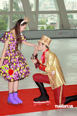 幻灯图集：Jessica C与男友冰上共舞 共享甜蜜圣诞 