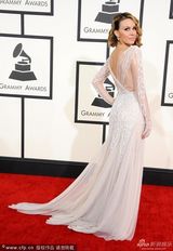 组图：女主持Keltie Knight白色拖地裙抢镜