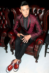 组图：陆毅米兰秀场摆大长腿POSE人气爆棚