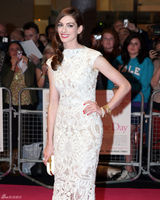 高清图：《一天》首映 海瑟薇镂空白裙优雅亮相