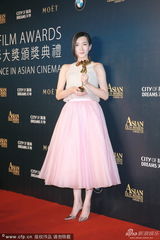 组图：江疏影凭《致青春》获最佳新人奖