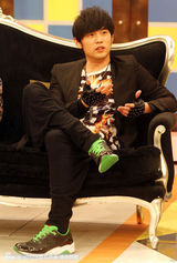 组图：《青蜂侠》上《康熙来了》 小S调戏导演