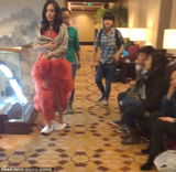 组图：杨幂拍新片穿纸拖鞋换装 自抱裙摆遮孕肚