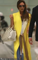 组图：贝嫂维多利亚抵京 黄色披风马甲气势足