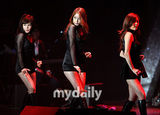 组图：韩女子组合Davichi开唱 T-ara等做嘉宾助阵