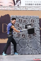 组图：吴建豪穿背心秀身材 幽默学大卫雕塑