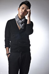 组图：赵正阳时尚造型尽显雅痞风尚