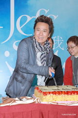 组图：张信哲结束红馆个唱 称健康快乐最重要