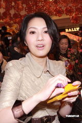 幻灯图：杨千嬅担任嘉宾 为金龙醒狮点晴