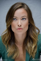 组图：休杰克曼领衔拍写真 奥利维亚露迷人笑容