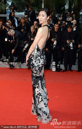组图：刘雯走红毯骨感秀美背 邦女郎大秀丰满半球