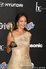 组图：金钟奖后台Janet谢怡芬获行脚节目主持人奖