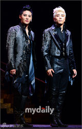 组图：金俊秀眼线妆帅气亮相《伊丽莎白》首演