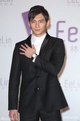 组图：邱泽公开大方示爱 称唐嫣是幸运星