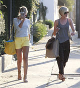 组图：卡麦隆-迪亚兹灰色条纹上衣搭黄色短裤