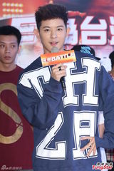 组图：敖犬尬舞宝刀未老 气喘自嘲人老变退步